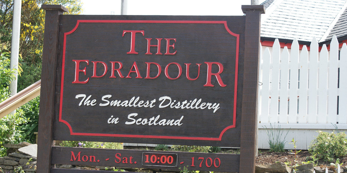 Gevelbord kleinste Whisky stokerij in Schotland