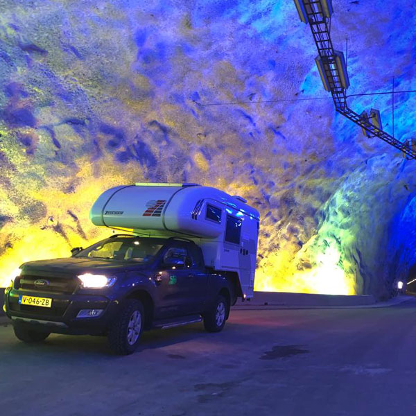 Special Camper in de tunnel in Noorwegen met lichtshow