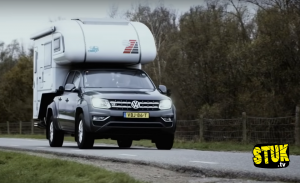 stuk tv huurt een special Camper