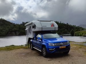 4-persoons-4x4-camper-huren-aan-het-water