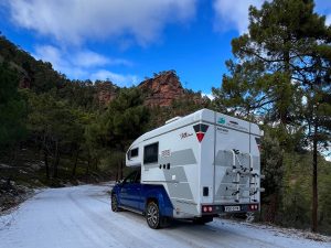 4-persoons-4x4-camper-huren-in-de-bergen-sneeuw