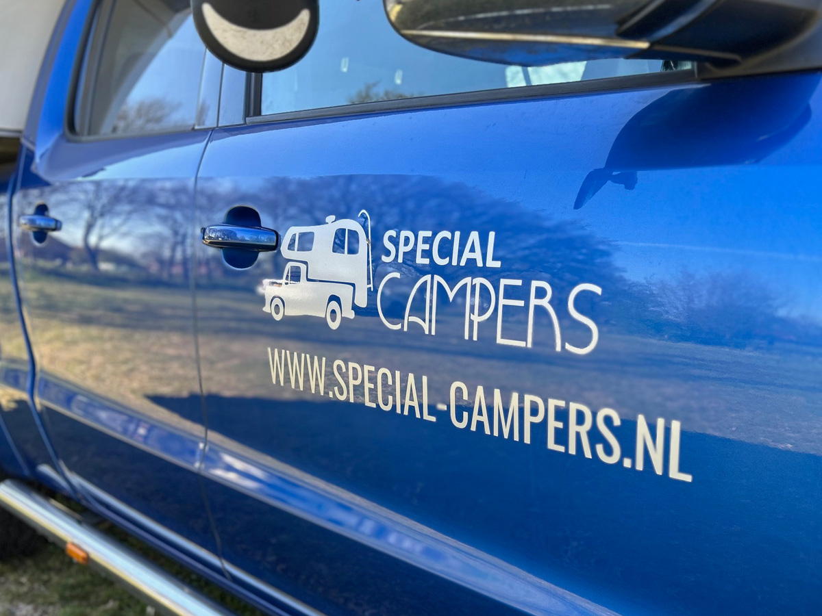4-persoons-4x4-camper-huren-logo-op-deur